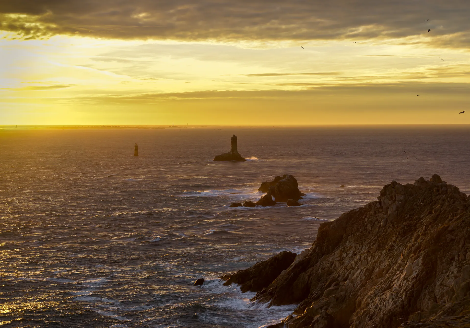 La Pointe du Raz et le phare de La Vieille au coucher du soleil